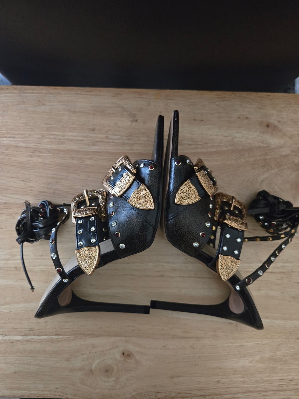 Steve Madden Saddle Embellished Ankle Strap Sandals.    Size 7.5 - Picture 4 of 7